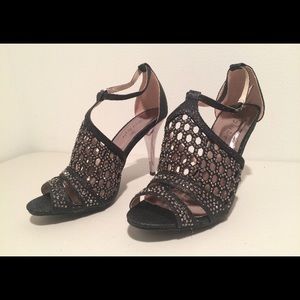 Black Pumps